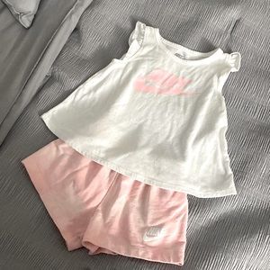 Nike pink set for baby girls. Size 3T